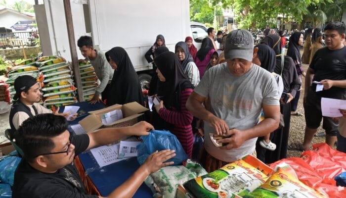 Ratusan Warga Serbu Pasar Murah di Darul Imarah