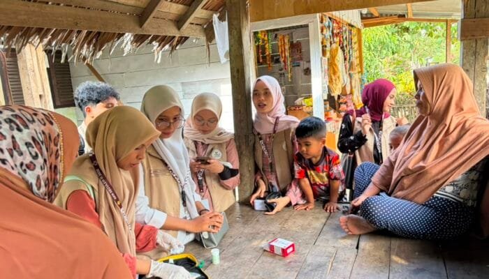 Dari Rumah ke Rumah, Mahasiswa KKN USK Berikan Layanan Kesehatan Gratis untuk Warga