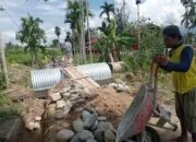 Babinsa dan Warga Gotong Royong Percepat Pembangunan Jembatan Aramco di Aceh Tenggara