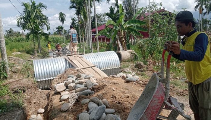 Babinsa dan Warga Gotong Royong Percepat Pembangunan Jembatan Aramco di Aceh Tenggara