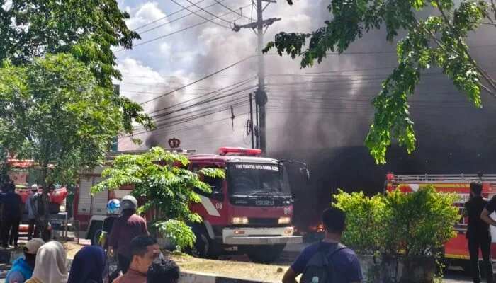 Sebuah Bengkel di Seutui Banda Aceh Terbakar, Asap Hitam Membumbung Tinggi