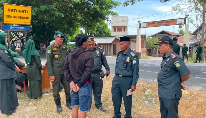 Pria Bercelana Pendek Ditegur Petugas Satpol PP dan WH Aceh Besar