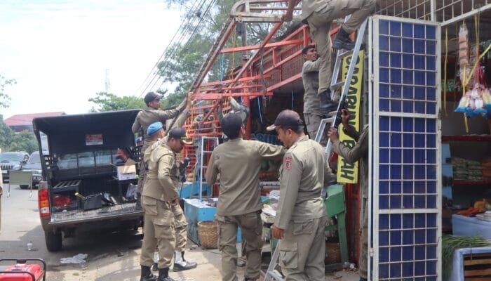 Satpol PP dan WH Aceh Besar Tertibkan PKL yang Ganggu Fasilitas Umum