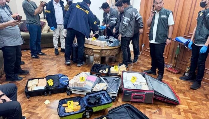 Polisi Bongkar Brankas Berisi Miliaran Rupiah dan 74 Kg Emas Batangan
