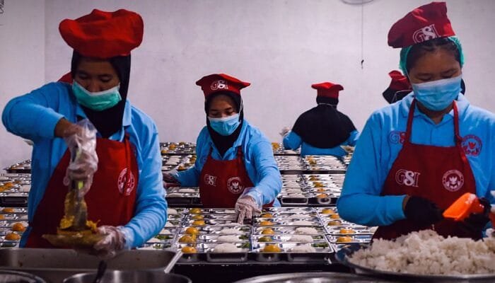 Harga Ayam dan Telur Merangkak Naik, Peternak Mulai Rasakan Dampak Program MBG