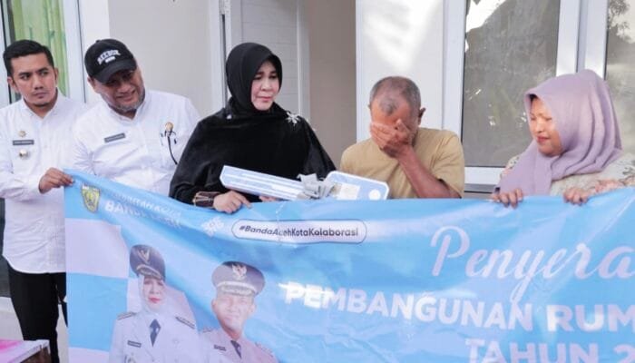 Illiza Serahkan Bantuan Rumah Layak Huni untuk Warga Kurang Mampu