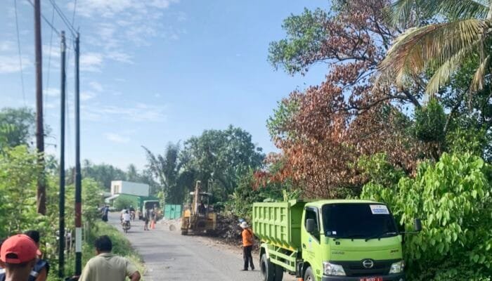 DLH Aceh Besar Bersama Muspika Montasik Gotong Royong Bersihkan Tumpukan Sampah di Gampong Piyeung