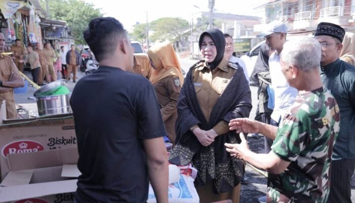 Wali Kota Illiza Serahkan Bantuan Masa Panik untuk Korban Kebakaran Lamdingin