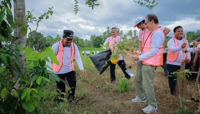 Irigasi Tersumbat, Wabup Aceh Besar Turun Langsung Gotong Royong Bersama Warga