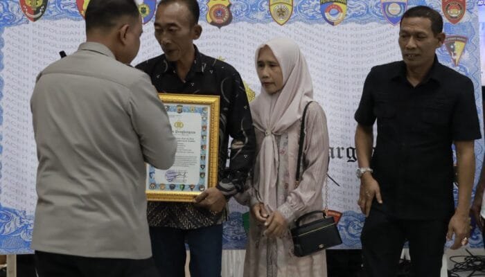 Kapolda Aceh Berikan Penghargaan atas Jasa Almarhum Pratu Galuh Nugraha