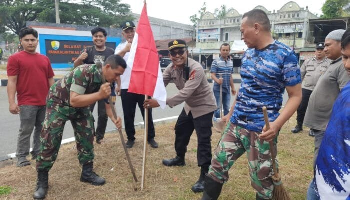 Muspika Blang Bintang Hias Jalanan dengan Bendera dan Umbul-Umbul Merah Putih
