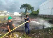 Api Melalap Lahan Kosong Dekat Toko Warga di Kajhu