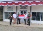 Muspika Lhoknga Bersama Keuchik Lamkruet Bagikan Bendera Merah Putih Kepada Warga