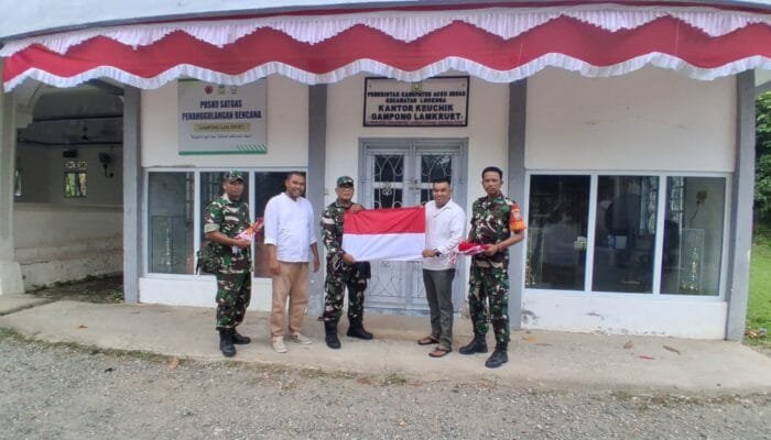 Muspika Lhoknga Bersama Keuchik Lamkruet Bagikan Bendera Merah Putih Kepada Warga