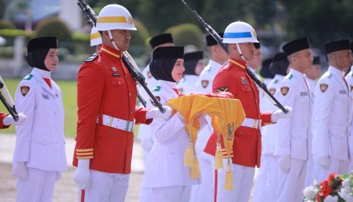 Cut Nadhifa Alisha, Siswi SMA Negeri 1 Kota Jantho Dipercaya Membawa Baki Bendera Merah Putih