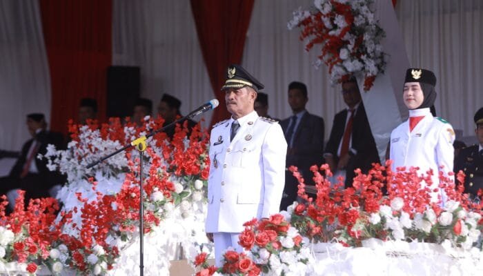 Wakil Bupati Syukri A Jalil Pimpin Upacara Penurunan Bendera HUT ke-81 RI di Lapangan Bungong Jeumpa