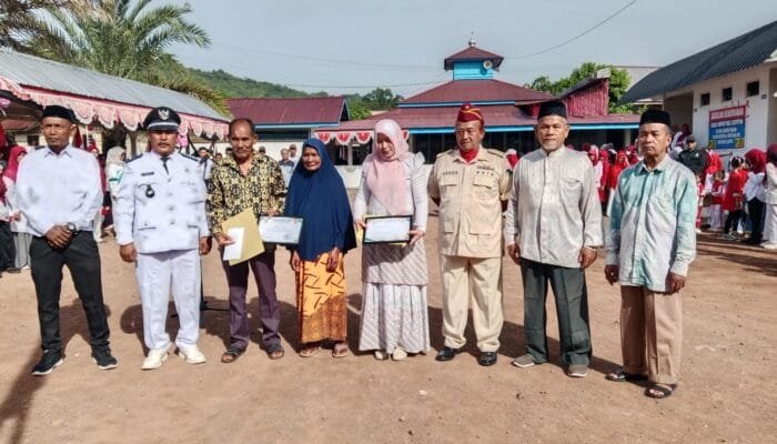Gampong Leu Ue Anugerahi Dua Tokoh sebagai Pahlawan Pembangunan dan Pendidikan