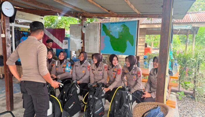 Rayakan HUT ke-78, Polwan Aceh Kibarkan Merah Putih di Laut Sabang