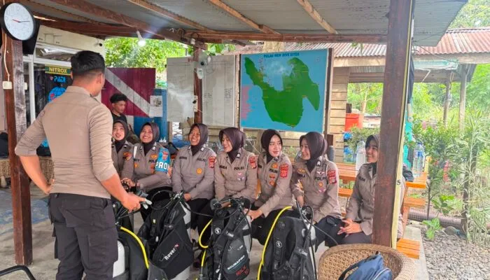 Rayakan HUT ke-78, Polwan Aceh Kibarkan Merah Putih di Laut Sabang
