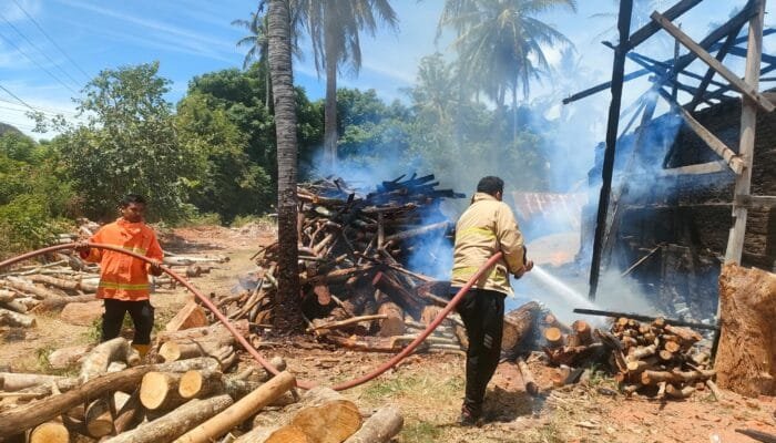 Dapur Batu Bata di Lapeudaya Terbakar, Api Cepat Membesar Diterpa Angin Kencang