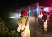 Tumpukan Sampah di Rabeu Terbakar, Petugas Berjibaku Padamkan Api
