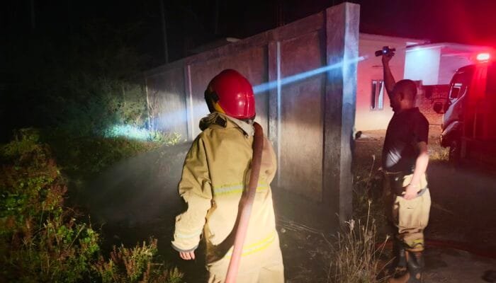 Tumpukan Sampah di Rabeu Terbakar, Petugas Berjibaku Padamkan Api