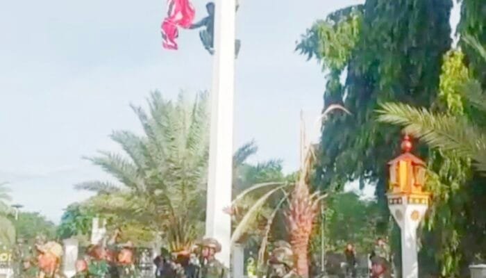 TNI Turunkan Bendera Bintang Bulan di Masjid Raya Baiturrahman Banda Aceh