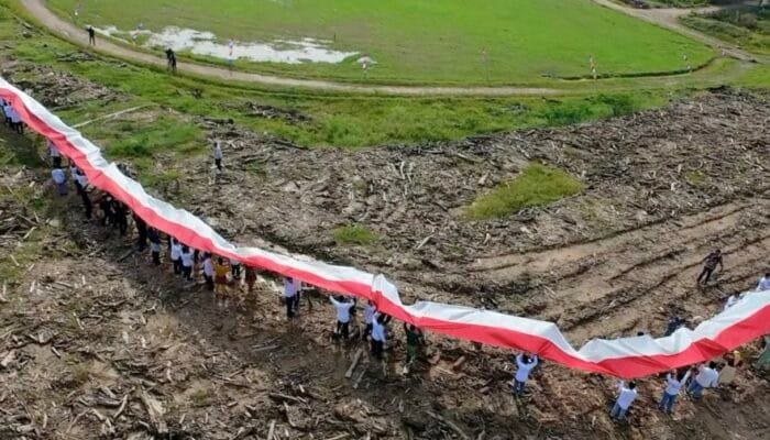 BSI Kibarkan Bendera Merah Putih 81 Meter di Aceh Tamiang