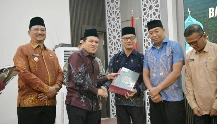 Wagub Aceh Salurkan 50.000 Al-Quran Bantuan Arab Saudi untuk Masjid dan Dayah