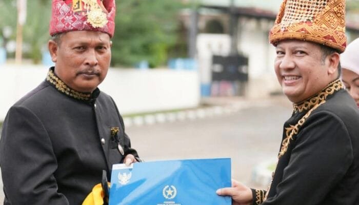 Yusri Terima Tanda Kehormatan Satyalancana Karya Satya dari Presiden