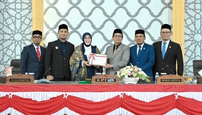Wali Kota Illiza Serahkan KUPA-PPAS Perubahan 2026