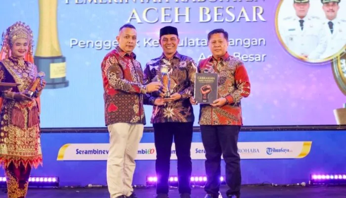 Bupati Muharram Idris Terima Serambi Awards 2026 sebagai Penggerak Kedaulatan Pangan Aceh Besar