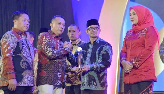 Pemerintah Aceh Terima Serambi Award 2026
