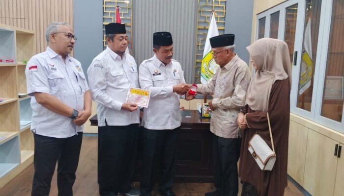 Wabup Aceh Besar Serahkan Cenderamata untuk Ahli Waris Panglima T Nyak Makam