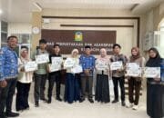 Kepala Dispusip Aceh Besar Serahkan Hadiah Pemenang Lomba Film Konten Literasi