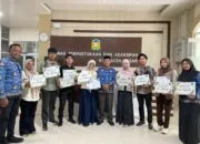 Kepala Dispusip Aceh Besar Serahkan Hadiah Pemenang Lomba Film Konten Literasi