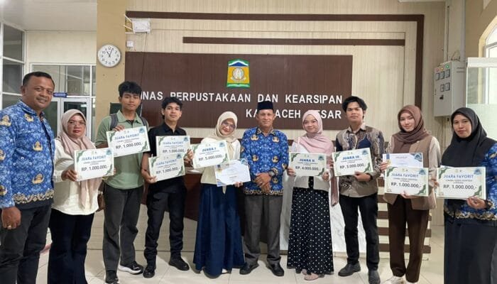 Kepala Dispusip Aceh Besar Serahkan Hadiah Pemenang Lomba Film Konten Literasi