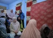 Ketua TP PKK Aceh Besar Sambangi Keluarga Kurang Mampu di Gampong Teureubeh Kota Jantho
