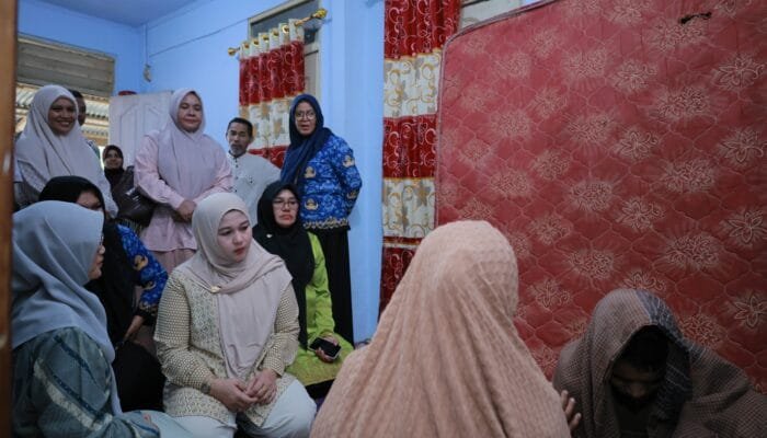 Ketua TP PKK Aceh Besar Sambangi Keluarga Kurang Mampu di Gampong Teureubeh Kota Jantho