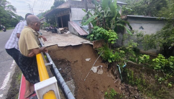 Tanggul Ambruk, Rumah Warga Lhok Aman Terancam