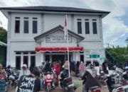 Ratusan Warga Antre Beras Bantuan Bulog di Kantor Keuchik Leu Ue