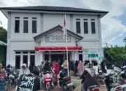 Ratusan Warga Antre Beras Bantuan Bulog di Kantor Keuchik Leu Ue