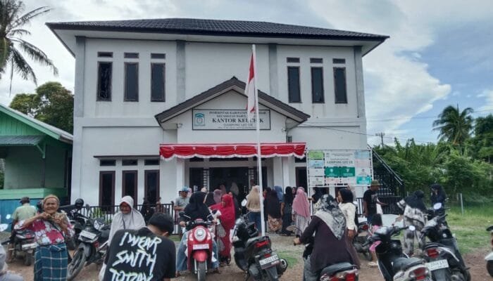 Ratusan Warga Antre Beras Bantuan Bulog di Kantor Keuchik Leu Ue