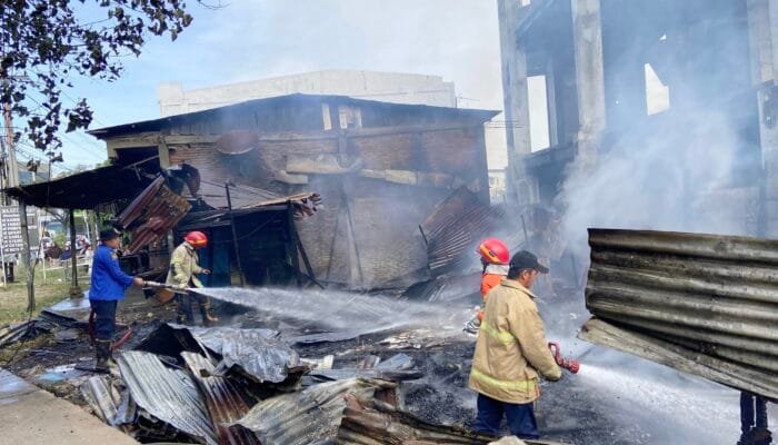 Kebakaran di Lambaro, Dua Kios Kayu Ludes Dilalap Api