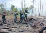 Dandim Aceh Selatan Ikut Langsung Pemadaman Bara di Ujung Mangki