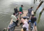 Empat Tahun Jembatan Ambruk, Warga Nalung Aceh Timur Masih Menyeberang dengan Rakit