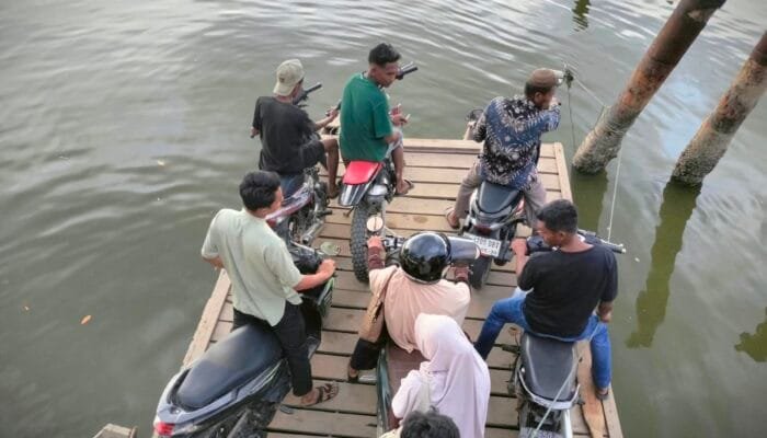 Empat Tahun Jembatan Ambruk, Warga Nalung Aceh Timur Masih Menyeberang dengan Rakit