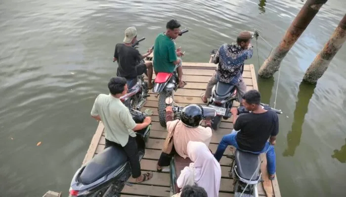 Empat Tahun Jembatan Ambruk, Warga Nalung Aceh Timur Masih Menyeberang dengan Rakit