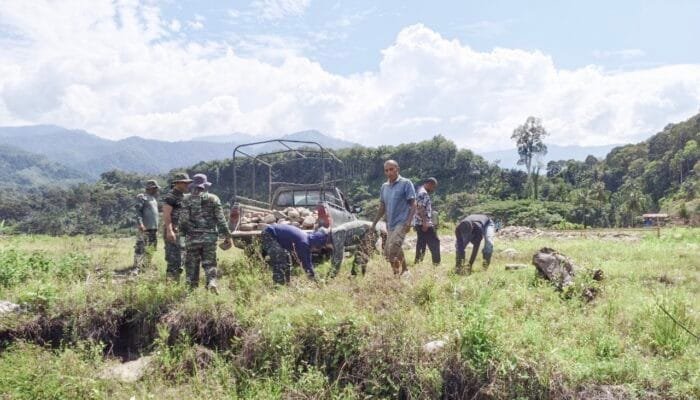 Gotong Royong TNI dan Warga, Pembangunan Jembatan Gantung Peranginan Terus Dikebut
