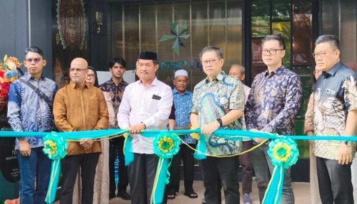 Hadiri Grand Opening Glassmart Express di Darul Imarah, Wabup Syukri Dorong Pengembangan Industri Kaca Aceh